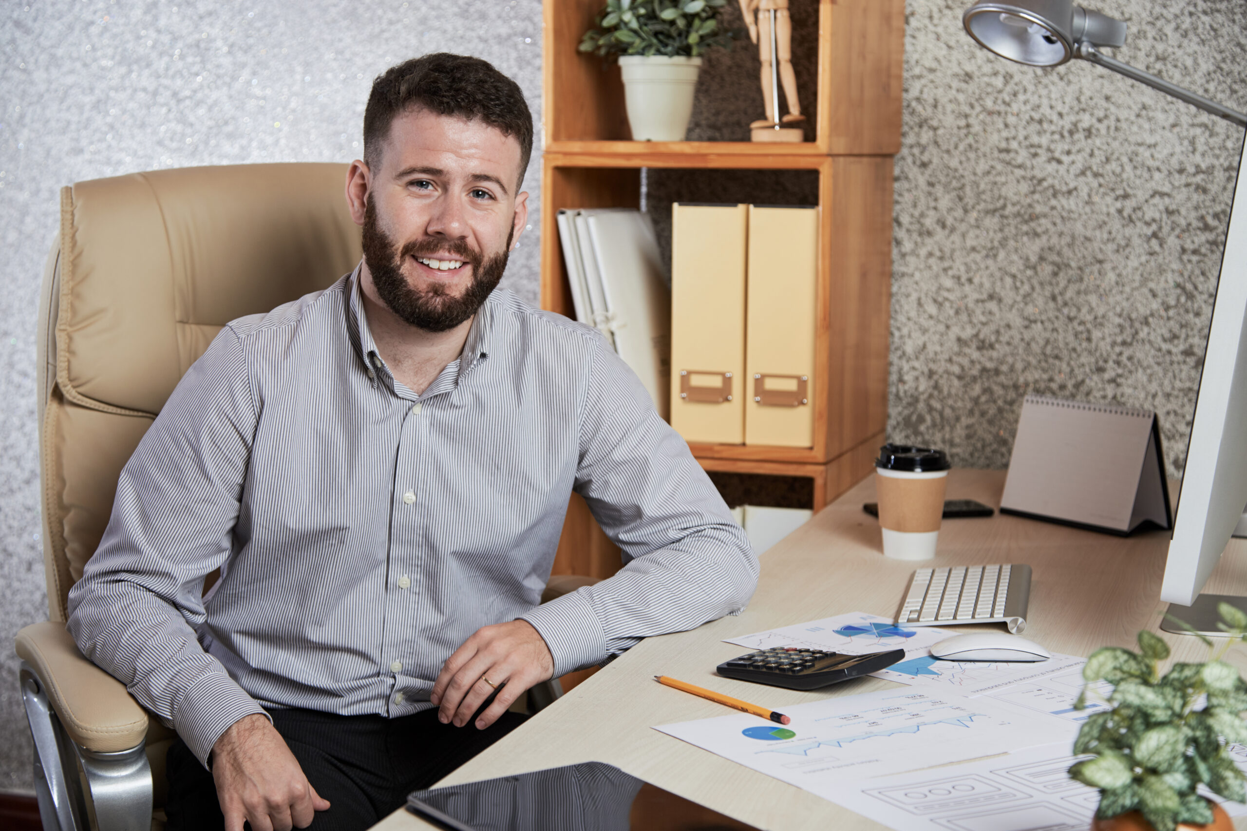 Sale un hombre sentado en una silla sonriendo