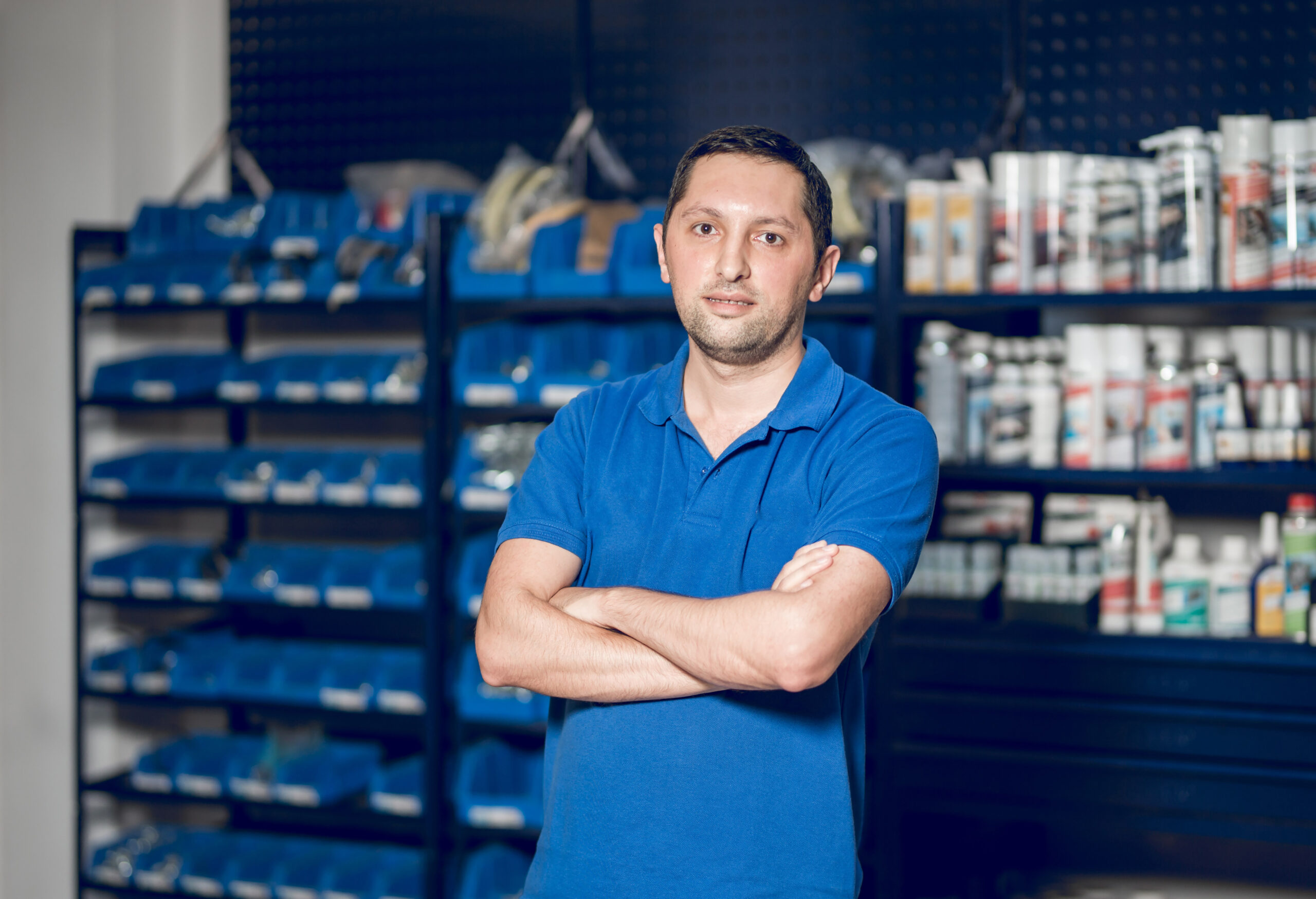 En la imagen sale un hombre con un polo azul el cual es un dependiente